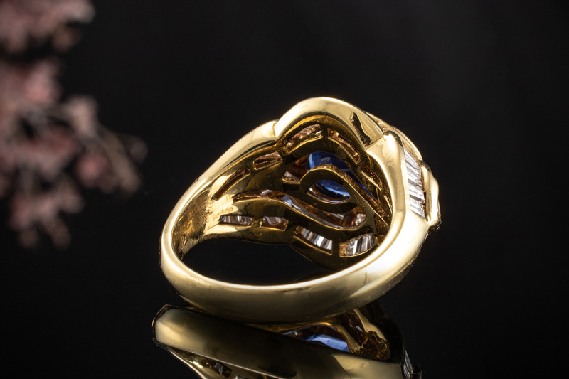 Hans Dieter Krieger Ring mit Traum Saphir und Diamanten in Gelbgold 750 