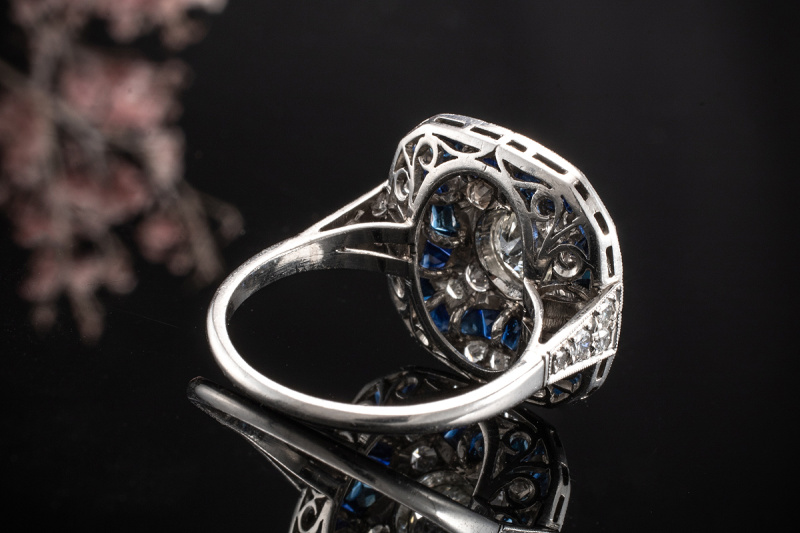 Imposanter Art Deco Ring mit Diamanten und blauem Saphir in 950er Platin 