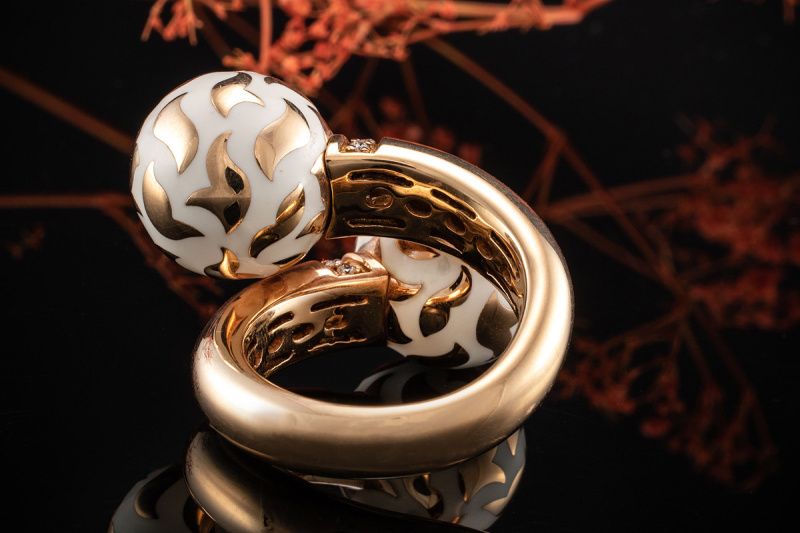 Leo Wittwer Ring mit Emaille Diamant Kugeln Creme Weiß in 750er Rosegold 