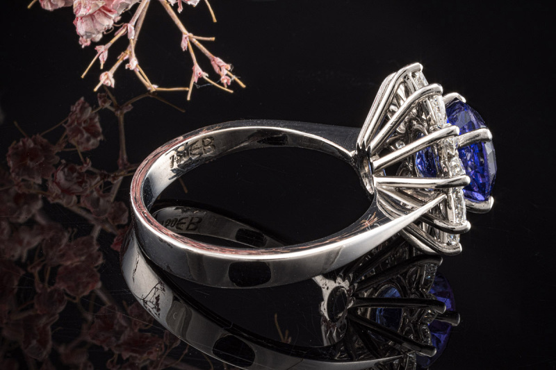 Farbintensiver Tansanit Ring umgeben von Diamant Tropfen in Weißgold 750 