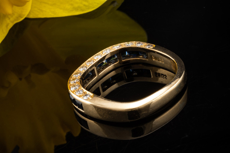 Gübelin Ring mit Saphir und seitlichen Brillanten in Gelbgold 750 Arbeit 