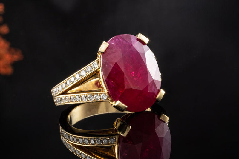 Hans Dieter Krieger Ring mit Traum Rubin und Diamanten in Gelbgold 750 