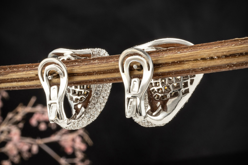 Diamant Ohrstecker mit Clip Weiße und braune Brillanten in Weißgold 750 