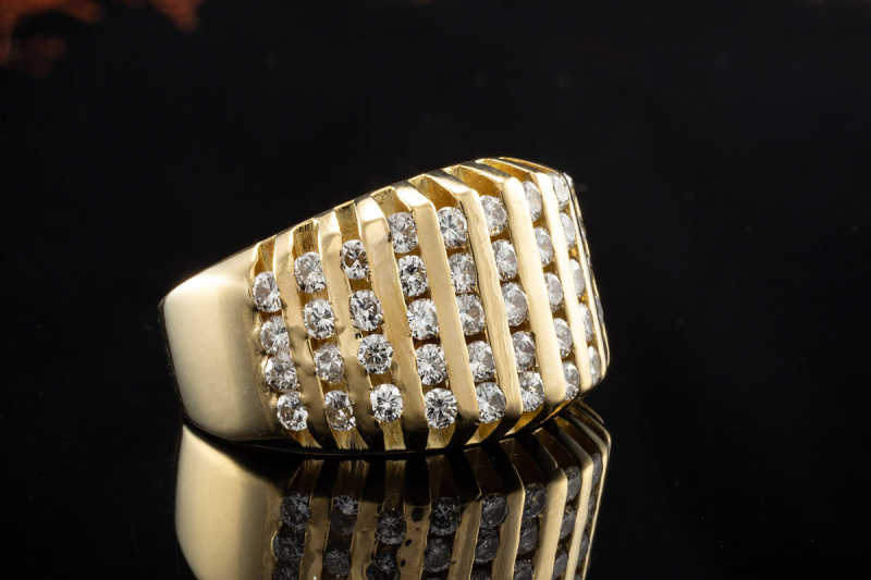 Gelbgold Ring Massive Goldschmiedearbeit mit Diamant Reihen in Gold 750 