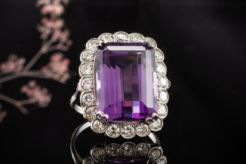 Art deco Ring mit 1 Amethyst und Diamanten in Platin Goldschmiedearbeit 