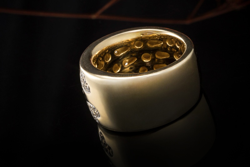 Herz Ring mit Diamanten rundum Massiver breiter Bandring in Gelbgold 750 