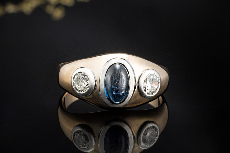 Klassischer Ring mit Saphir Cabochon und Diamanten Roségold mit Weißgold 