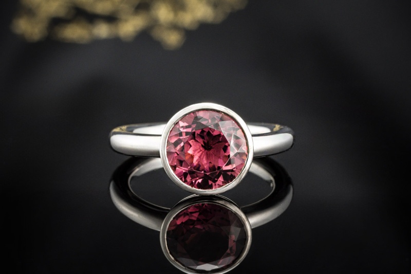Solitär Ring mit großem Rhodolith im Rundschliff Massiv in Weißgold 750 