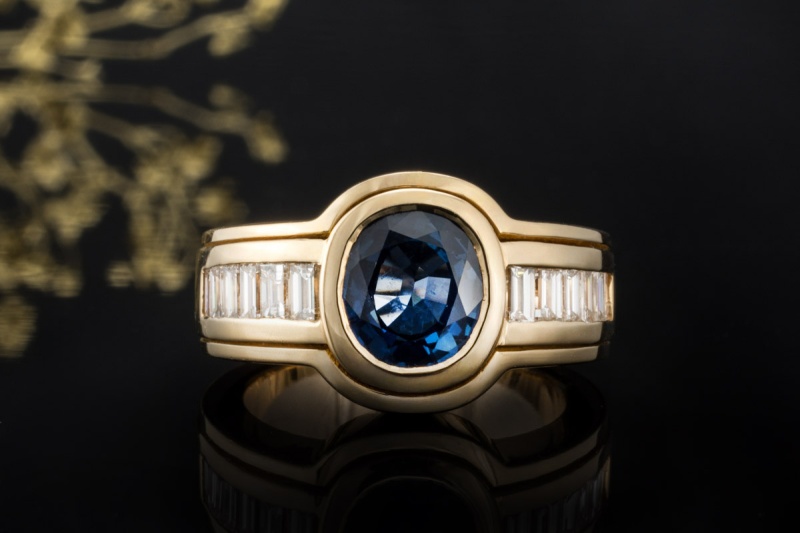 Saphir Ring mit Baguette Diamanten massiv gefertigt in 750er Gelbgold 