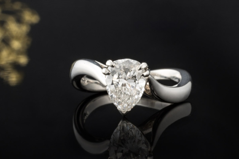 Piaget Solitär Ring Besondere Arbeit mit Diamant Tropfen in Weißgold 750 