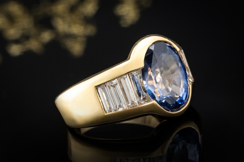 Ring mit ovalem Saphir und Baguette Diamanten Handarbeit in Gelbgold 750 