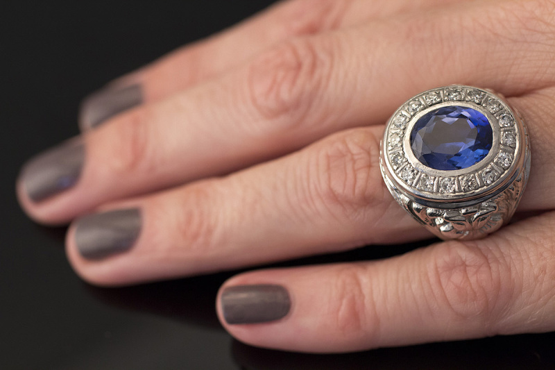 Ring der Königin Imposanter Saphir mit Diamanten SiegelRing Form Weißgold 585 