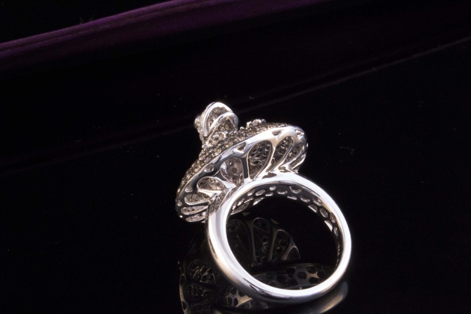 Frosch Ring mit Diamanten weiß braun und Tsavorit in 750er Weißgold 