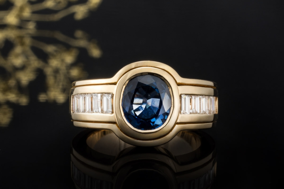 Saphir Ring mit Baguette Diamanten massiv gefertigt in 750er Gelbgold 