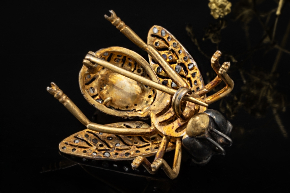 Fliege Brosche Nadel Vintage Tiermotiv Opal Diamanten in Silber Gelbgold 