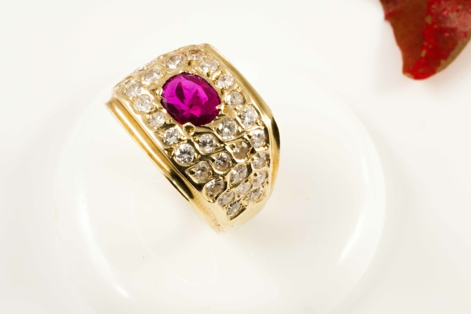 Rubin Ring Handarbeit mit Diamanten in 750er Gelbgold 