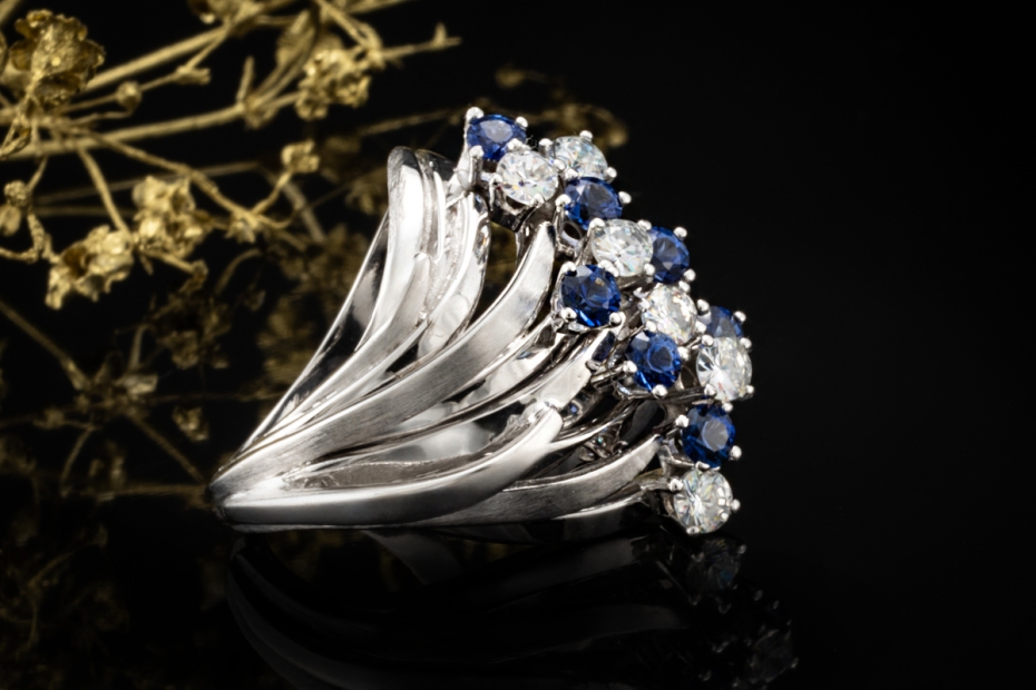 Verspielter Vintage Ring Saphire und Diamanten Blau Weiß in Weißgold 750 