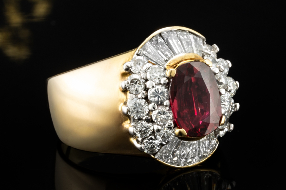 Cocktailring Ring mit Rubin und Trapez Diamanten in 750er Gelbgold 