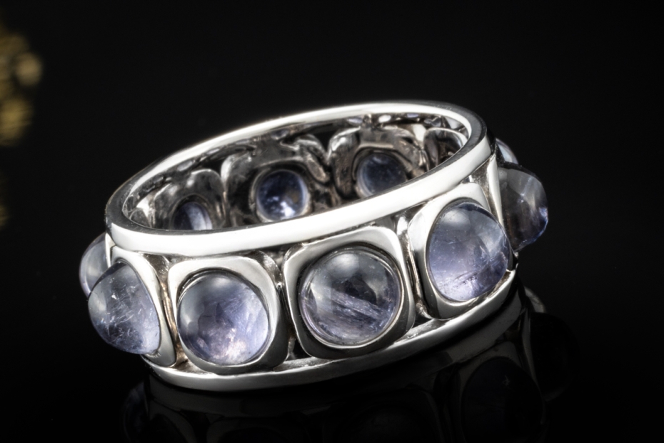 Memoire Ring mit Cabochon Iolith Goldschmiedearbeit in 750er Weißgold 