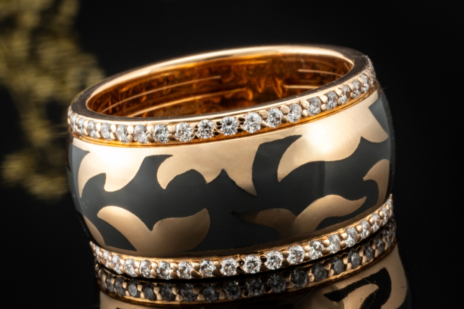Leo Wittwer Ring Breit mit Emaille Grau und Diamanten Roségold 750 
