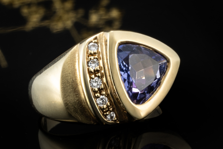 Ring mit Tansanit Dreieckig mit Diamanten in Gelbgold Goldschmiedearbeit 