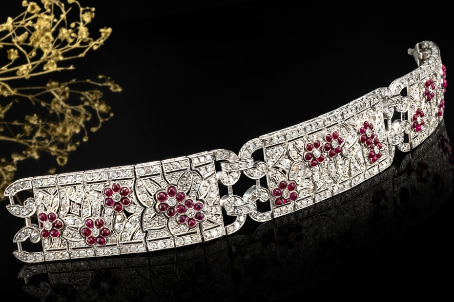 Antikes breites Armband mit Rubin Blumen und Diamanten in 950er Platin 