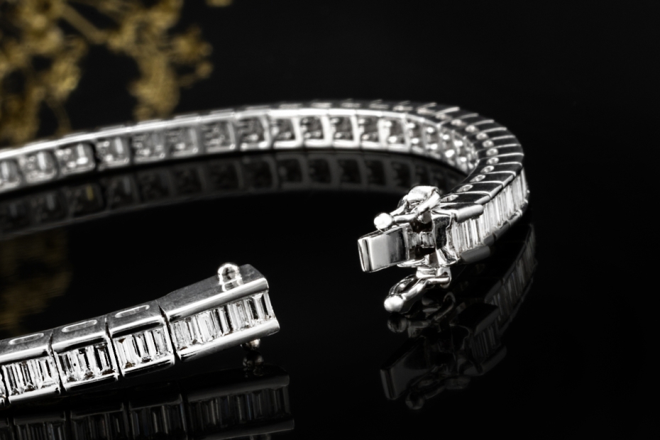 Luxuriöses Tennisarmband mit Baguetteschliff Diamanten in 750er Weißgold 