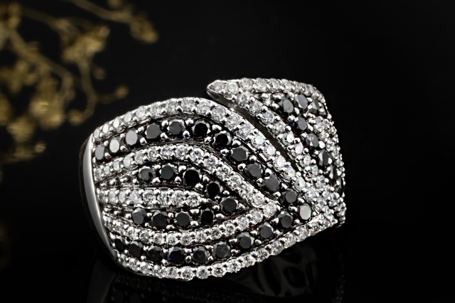 Eleganter Weißgold Ring mit Diamanten Schwarz und Weiß im Wellendesign 