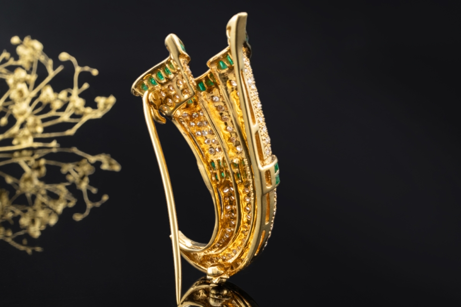 Brosche Füllhorn Diamanten und Carré Smaragde in 750er Gelbgold Arbeit 