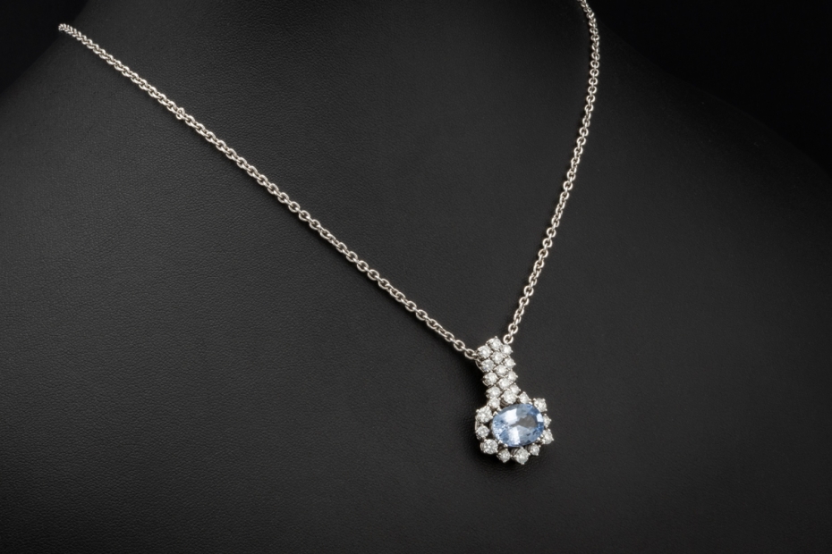 Saphir Anhänger mit Diamanten Bewegliche Handarbeit in 750er Weißgold 