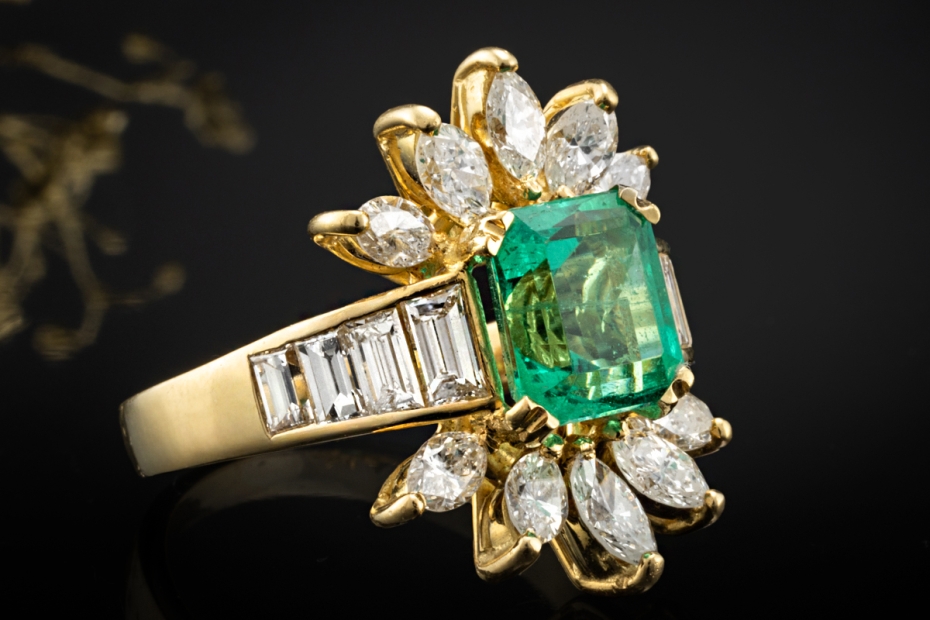 Ring im Sunburst Design Smaragd und Diamanten in Gelbgold 750 Handarbeit 