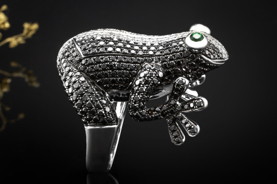 Frosch Designer Ring mit schwarzen und weißen Diamanten in Weißgold 750 