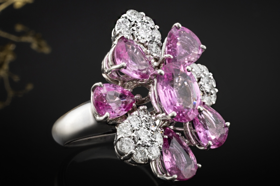Sommerlicher Blüten Ring Pinke Saphire und Diamanten in 750er Weißgold 