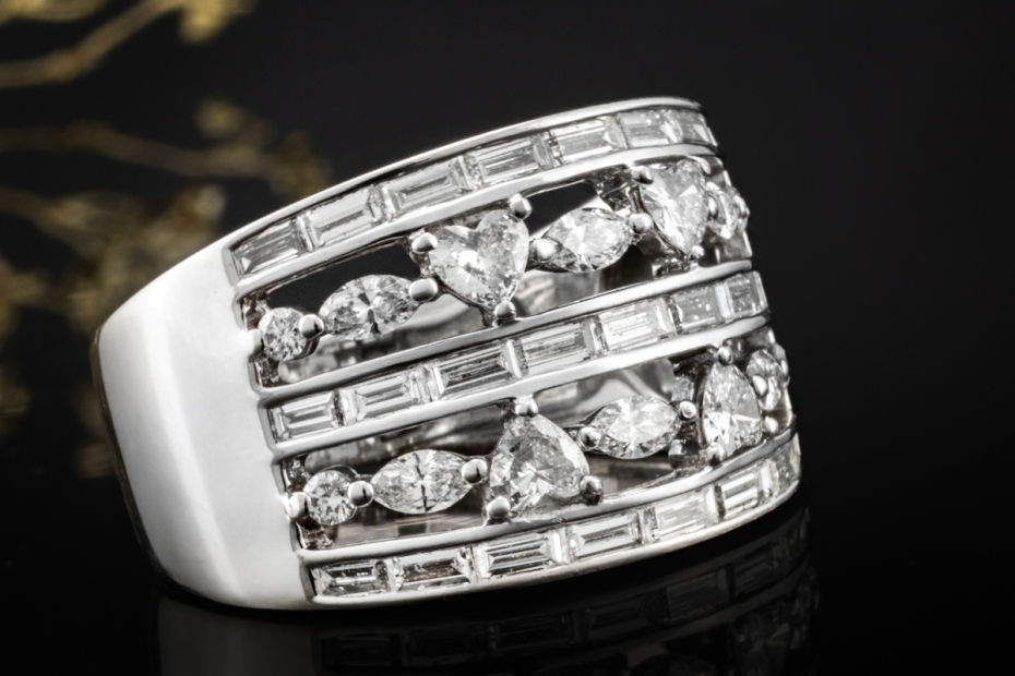 Breiter Herz Bandring mit Diamanten durchbrochen in 950er Platin Arbeit 
