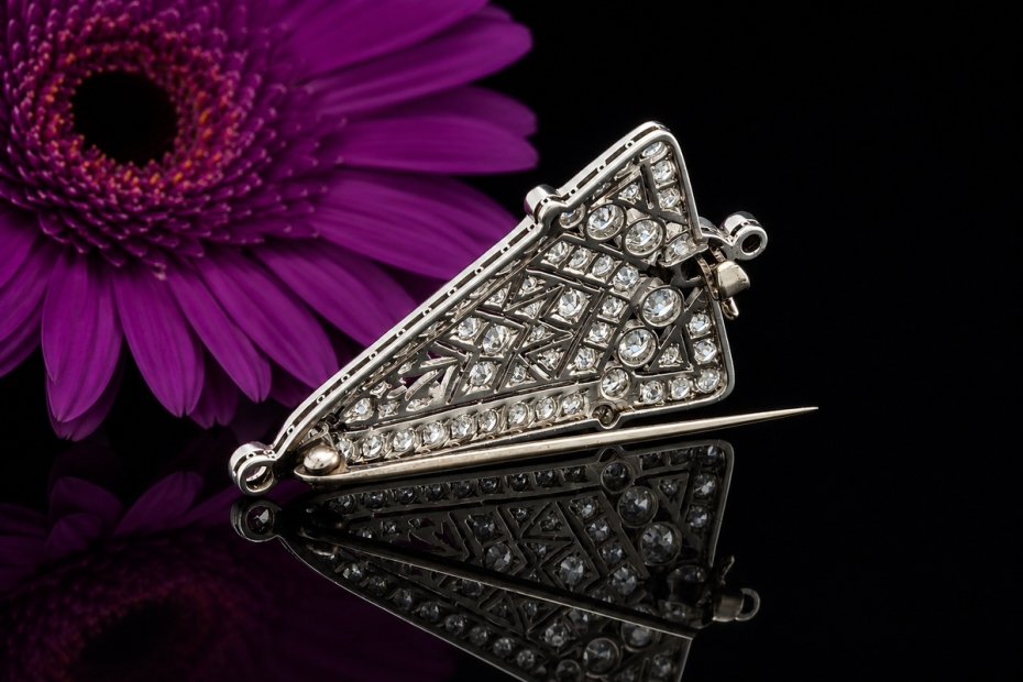 Art Déco Brosche Anstecknadel mit Diamanten spitz zulaufend Weißgold 750 