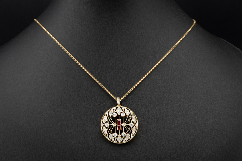 Großer runder Art déco Anhänger mit Diamanten und Rubin in Gelbgold 750 