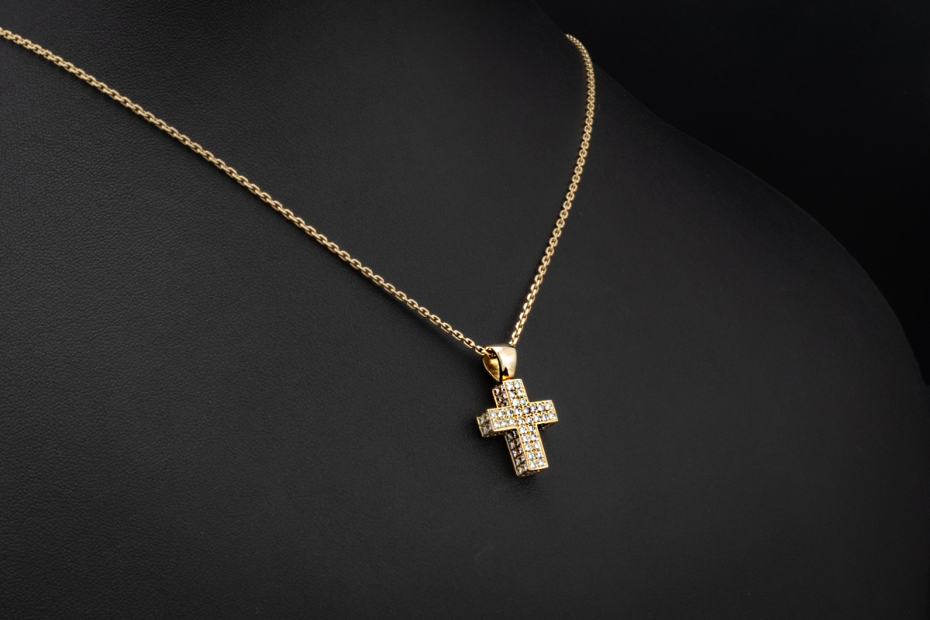 Kreuz Anhänger mit Diamanten im Pavé Vollbesatz gefertigt in Gelbgold 