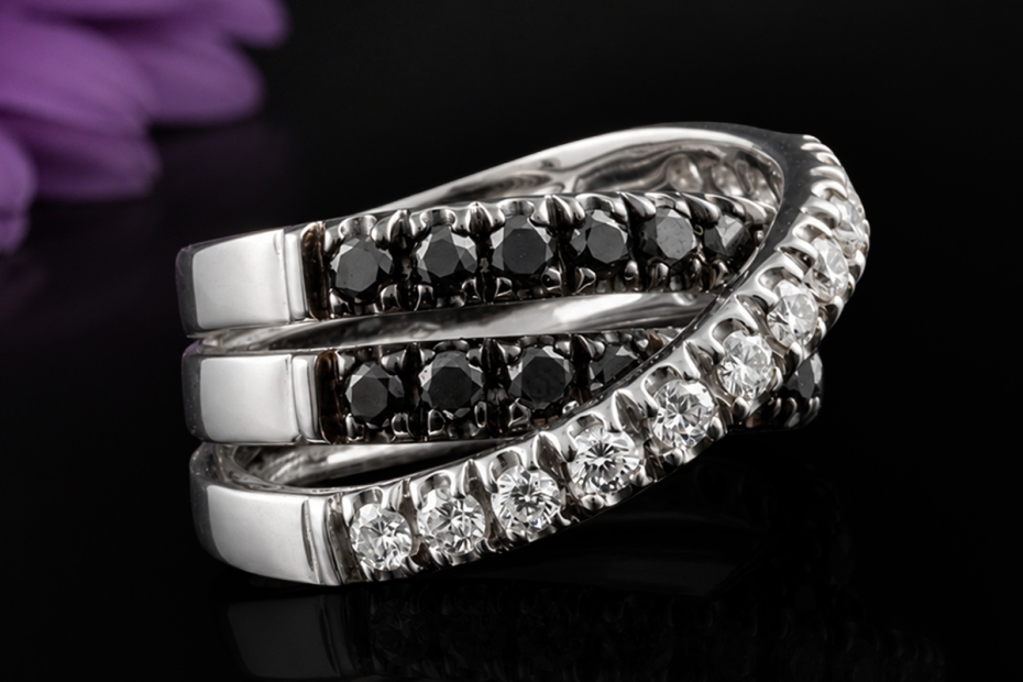 Hollfelder Crossover Ring Schwarze und weiße Diamanten in 750er Weißgold 