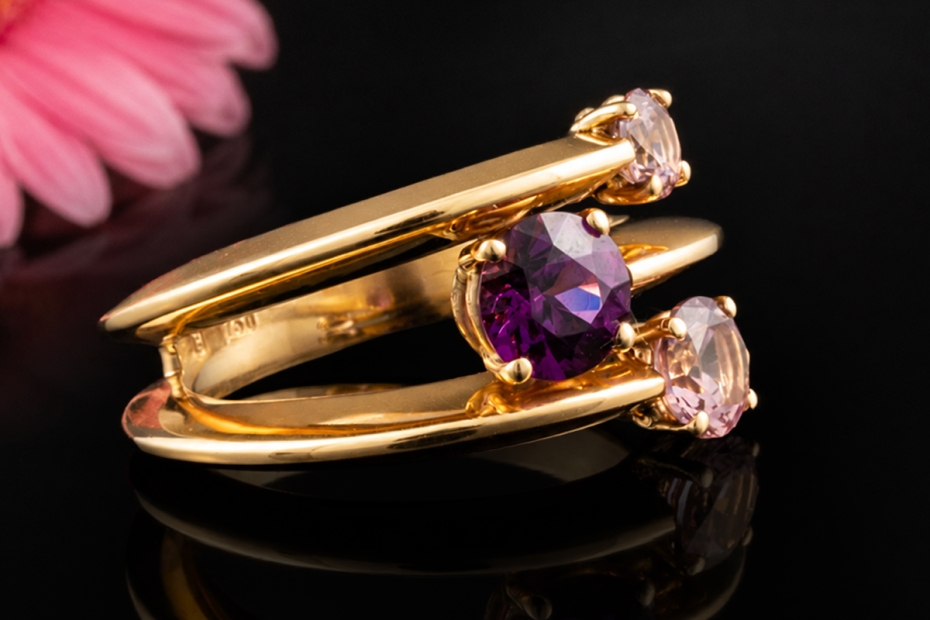Designer Ring mit 3 violett und rosafarbenen Granaten in 750er Gelbgold 