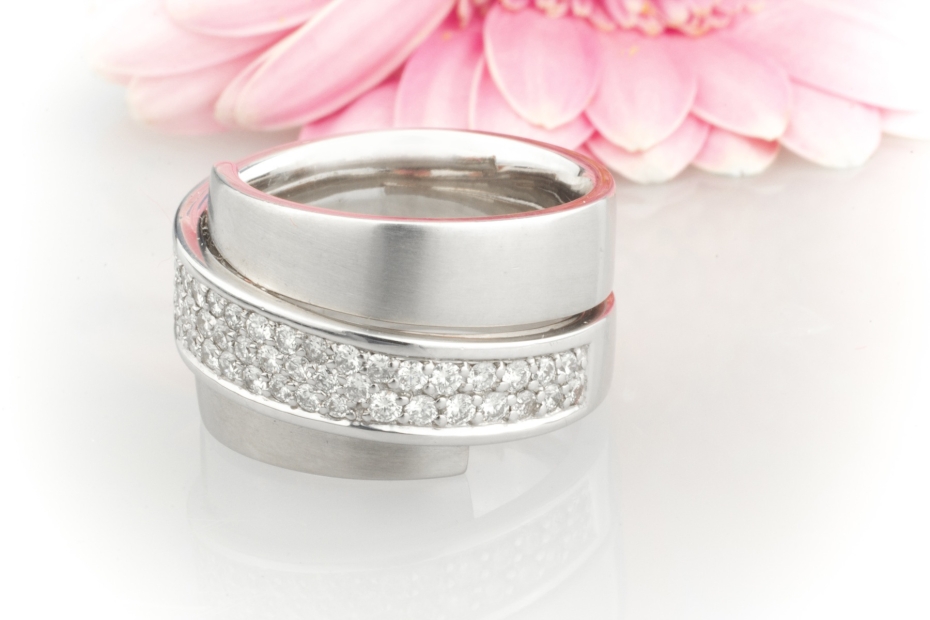 Designer Ring Massiv in 750er Weißgold Breit mit Top Brillanten 