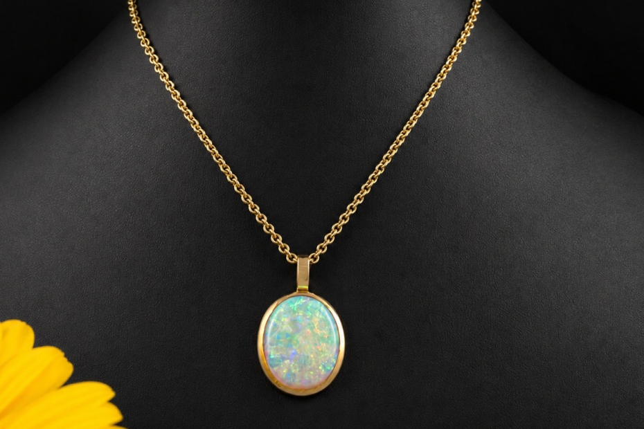 Großer ovaler Anhänger Leuchtender Opal Roségold 750 Goldschmiedearbeit 
