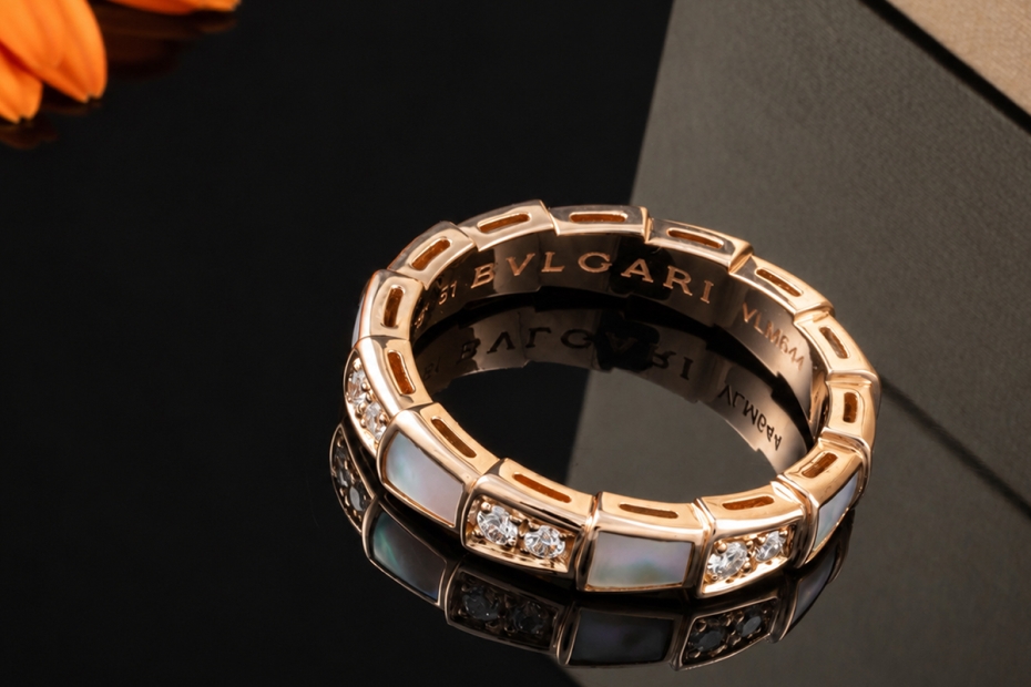 BVLGARI Serpenti Viper Ring mit Perlmutt und Diamanten in 750er Roségold 