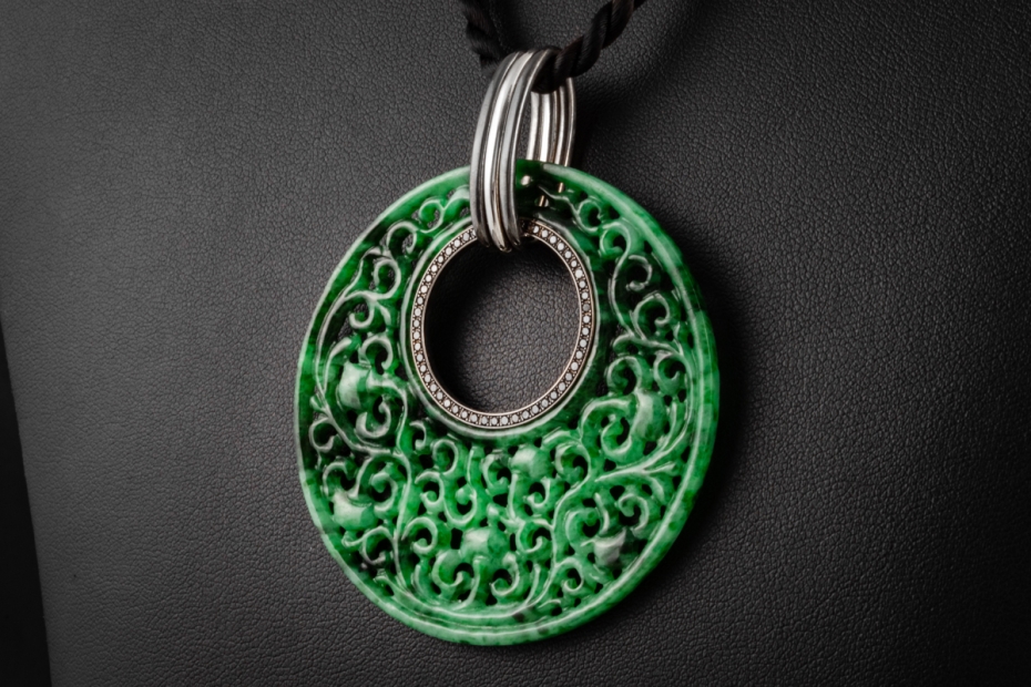 Hollfelder Collier Geschnitztes Jade Ornament mit Diamanten Weißgold 750 