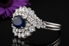 Ring Klassische Weißgold Arbeit mit Saphir im Ovalschliff und Diamanten 