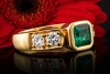 Klassischer Ring mit farbintensivem Smaragd und Diamanten in 750er Gold 