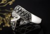 Black and White Ring Crossover mit Diamanten 750er Weißgold Handarbeit 