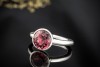 Solitär Ring mit großem Rhodolith im Rundschliff Massiv in Weißgold 750 