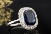 Antiker Saphir Ring mit Diamantkranz im Cushion Design in 750er Weißgold 