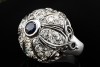 Antiker Cocktail Ring mit Saphir und Diamanten in feiner Weißgold Arbeit 