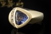 Ring mit Tansanit Dreieckig mit Diamanten in Gelbgold Goldschmiedearbeit 